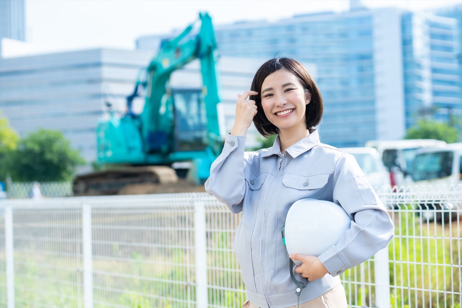 建設現場で働く女性スタッフ_R